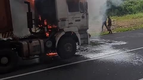 Truck countainer terbakar