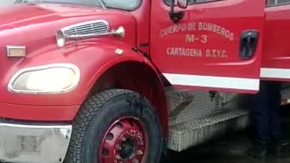 “¡No prenden!”: Vehículos de bomberos se quedaron varados ante emergencia