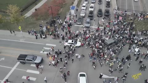 Pro-palestyński tłum blokuje ulicę i atakuje starszego kierowcę w Minneapolis.