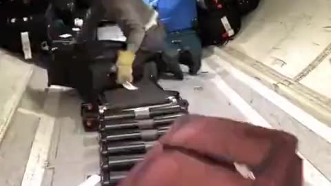 How they load luggage in aeroplane