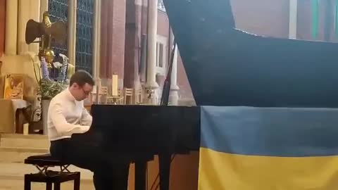 British pianist Ashley Fripp held a charity concert in support of Ukraine