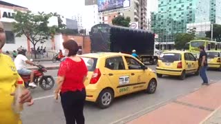 Protesta de taxistas en la carrera 27