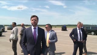 😂SO EPIC. JD Vance just walked up to Kamala's plane and asked her to talk without a script