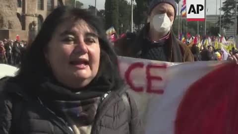 Thousands of pacifists march through Rome