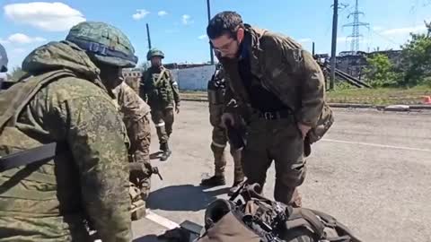 Aufnahmen vom Abzug ukrainischer Soldaten aus dem Gebiet von Azovstal