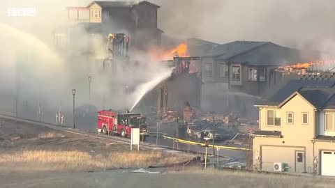 Tens of thousands flee Colorado wildfires - BBC News