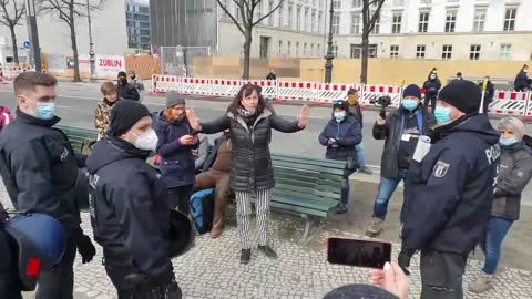 20.03.21 Demo Berlin vor der russ. Botschaft - Frau wird brutal weggeschleppt