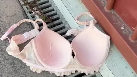 Elles retirent leurs vêtements😅👙