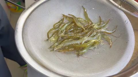 Make a dish of fried river shrimp with leeks