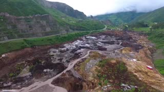 Poblado de Ecuador sigue en vigilia luego que una montaña se viniera abajo
