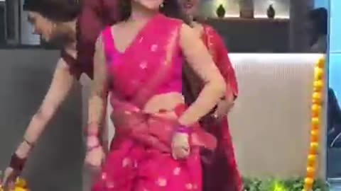 Dance in saree_ Indian Girl_ Chammak Challo_ Akon