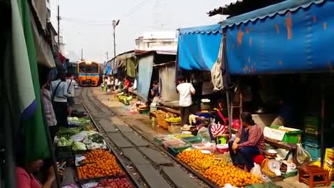 Thailandia treno di Maeklong che passa nel mercato Amezing Report