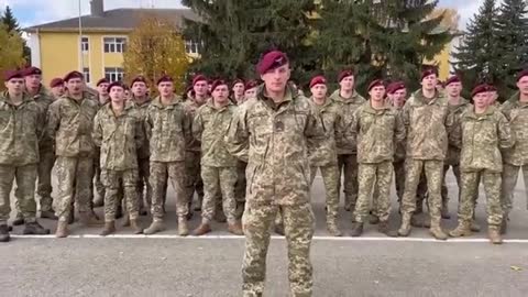 Parachutistes ukrainiens chantant "Notre père est Bandera"