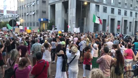 MILANO, 21-08-2021, IN MIGLIAIA SOTTO SEDE RAI, CONTRO LA DITTATURA