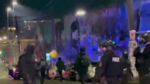 La policía de Seattle detuvo a un individuo de Antifa durante una persecución a pie.