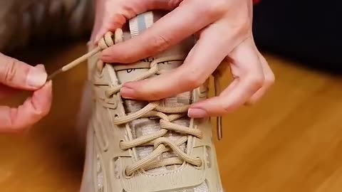 Tie shoelace pattern