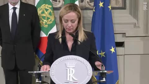 La neo premier Giorgia Meloni legge la lista dei ministri