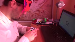 Tipo resuelve un cubo de Rubik con los ojos vendados en tiempo récord
