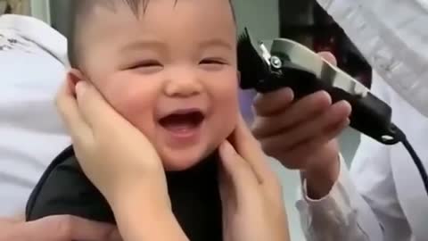 ADORABLE BABY’S HEARTWARMING REACTION TO HAIRCUT