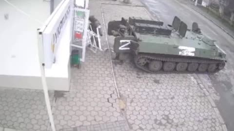 RUSSIAN SOLDIERS STEALING & LOOTING STORE IN MARIUPOL, UKRAINE!
