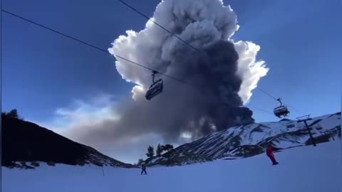 7 mile high ash clouds as Mt Etna erupts, Sicily, Italy 🇮🇹