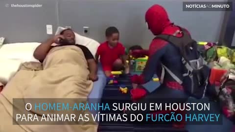 Homem-aranha anima desabrigados do furacão Harvey