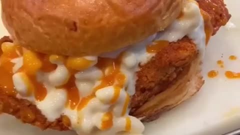 Extra spicy fried chicken with Mac & Cheese