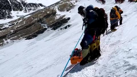 Bringing down a dead climber from Everest #PeakPioneers #everest #everestexpedition #mountaineering