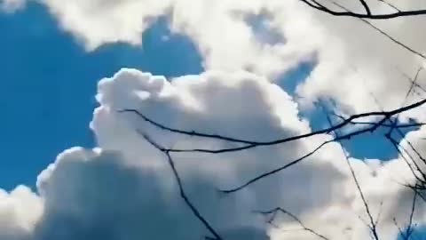 Looking up at the clouds in the sky is also very beautiful