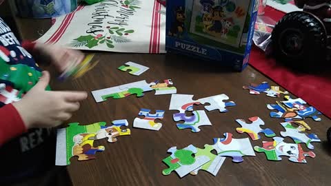 3 yr old builds puzzle