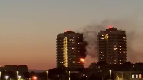 Block of flats ablaze in Woolwich, London. Hope everyone out safely 🙏🏻