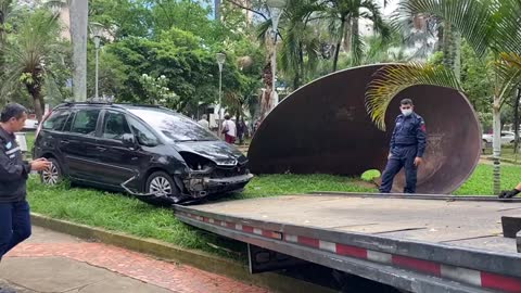 Tras presunta falla mecánica, conductor chocó en el parque Las Palmas en Bucaramanga