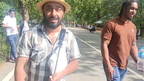 @AliDawah runs from Quran. Ahmadi Muslim (Qadiani) debates. Speakers Corner