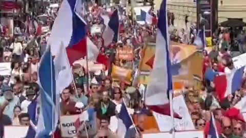 Le proteste in Europa continuano a prendere piede, con una manifestazione di massa a Parigi organizzata dal partito dei Patrioti contro il governo Macron e la partecipazione della Francia all'Unione europea e alla NATO.
