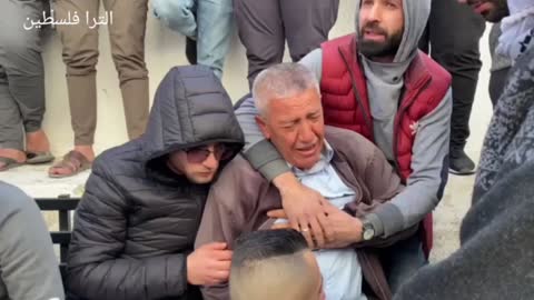 O pai do palestino mártir Mustafa Abu al-Rub, chora por seu filho