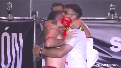 How Alvaro Morata introduced Dani Carvajal to giant crowd of Spain fans