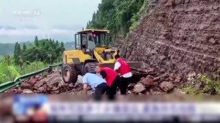 Heavy rainfall floods streets, traps residents in China