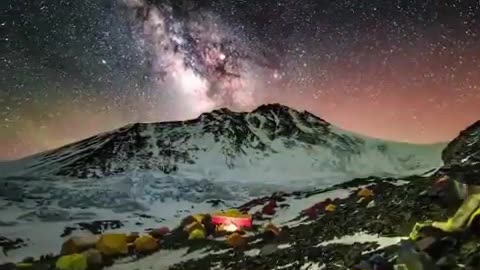 One night from the summit of Everest, the beauty of the heavens and the earth