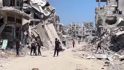 Palestinians return to devastation in Gaza City district after Israeli troops withdraw.mp4