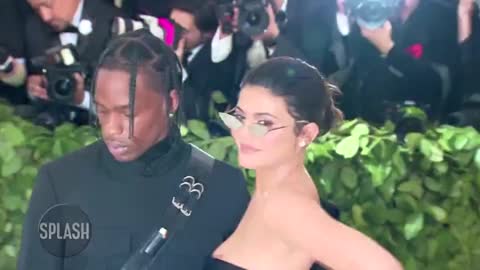 Kylie Jenner caught awkwardly avoiding Nicki Minaj at VMAs