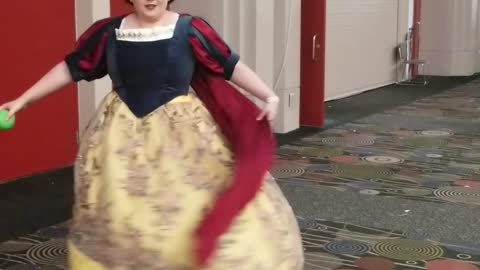 Incredible Snow White transformation cosplay