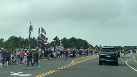 Scene outside of Francis S. Gabreski Airport 🇺🇸: Always a crowd for President Trump! ✈️🙌