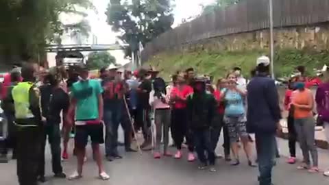 Migrantes mantienen bloqueada la vía Bucaramanga – Pamplona