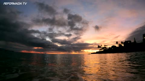 4K Waimea Bay Beach Beautiful evening sky North Shore, Oahu, Hawaii 7-2021 Relaxing, Ambient calming