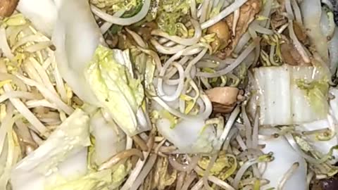 BEAN SPROUTS AND LETTUCE STIR FRY WITH CHICKEN