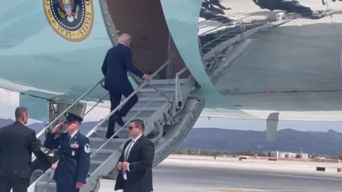 Biden very slowly climbs the short stairs of Air Force One