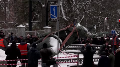 Ukraine removes Soviet-era monuments