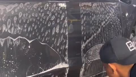 Car repairers stick the car protective film, and the process is too decompression