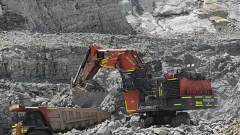 Operation Hitachi hydraulic ecavator at the maraca project in alto horizonte gojas