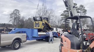 Loading Caterpillar 287C with 45-ton crane 3/3
